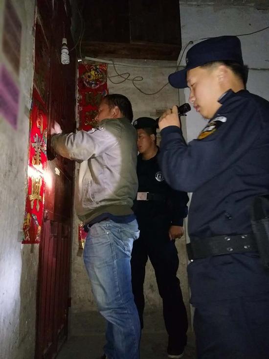 锡林郭勒粗心妈妈误将幼女锁家中 民警全城寻开锁师傅开门