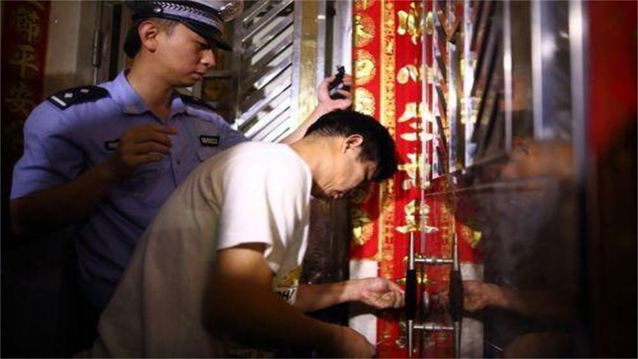 锡林郭勒请开锁师傅开了锁后，师傅为什么一般都不进门，就算主人请也不进去？